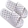 Sandalias de casa para mujer con huecos verano interior casa baño ducha suela suave simples pantuflas de pareja para hombre venta al por mayor
