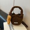 Bolso de felpa de invierno estilo coreano para mujer, nuevo bolso de nicho de moda 2024, bolso de cubo portátil para niña.