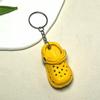Chaveiro de chinelo de simulação criativa mini sapato com buraco presente atacado pingente de carro pingente de mochila transfronteiriço