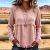 Blusa longa de manga comprida, estilo boho europeu e americano, com franjas, textura e amassada, gola redonda, corte solto e ombros caídos.