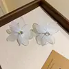 Pendientes de borla de flor de concha blanca transfronterizos europeos y americanos con perlas, pendientes de estilo de corte francés, pendientes ligeros y lujosos con un toque de alta gama