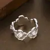 Exclusividad transfronteriza: anillo abierto moderno y exquisito con flores de circonita cúbica tachonadas de diamantes, un diseño de nicho y de alta gama, ajustable, perfecto como regalo para amigos cercanos
