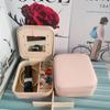 Joyero portátil con espejo de poliuretano de Amazon, caja de viaje para guardar pendientes y collares.