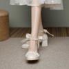 Sapatos de salto alto femininos Mary Jane 2023 Novo Estilo Fada Primavera e Outono Salto Bloco Pérola Pequena Dama de Honra Retro Camada Única