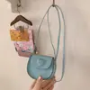 Bolsa de sillín con cadena de estilo nuevo para la primavera de 2026, de aspecto elegante, simple y a la moda, bolsa de nicho de moda estilo coreano, bolsa de un solo hombro cruzada