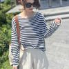 Suéter de Punto Rayado Moda Hong Kong y Americana para Mujer 2026 Primavera Nuevo Estilo con Hilo de Papel Hombros Descubiertos Manga Larga Top Reductor de Edad