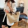 Nova Bolsa Tote Trançada Popular de Verão Moda Feminina Bolsa de Ombro Trançada com Letras Bolsa de Praia para Férias na Costa