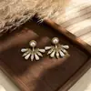 Pendientes de Perla Vintage con Acabado Desgastado de Dos Piezas para Mujer, Pendientes Abanico de Diseño Exclusivo, Clavos Estilo Lujo Ligero