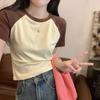 Camiseta de manga corta estilo americano retro con combinación de colores, estilo nicho, para mujer, de verano, entallada, corta, combinable y moderna.