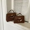 Bolso de mano de nicho retro europeo y americano 2026 nuevo, bolso tipo Kelly para mujer, bolso versátil de color liso simple para hombro y cruzado