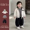 Conjunto infantil de otoño e invierno: Chamarra acolchada con capucha, estilo casual, con diseño tridimensional de peces, y pantalón a juego de pierna curva - un conjunto de tres piezas para niños pequeños