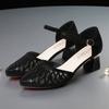 Atacado de fábrica sapatos vazados sandálias de bico fechado femininas sapatos de mãe verão vazado perfuração a quente salto médio para meia-idade 2024 novo