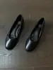 Versão em pele de ovelha ~ Sapatos slip-on rasos estilo Chanel com salto oculto para mulheres, novo modelo outono 2026, adequados para combinar com saias, mocassins slip-on de sola reta