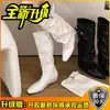 Botas de cavaleiro de couro com fivela da moda para mulheres, coleção outono/inverno 2026, com bico quadrado, salto baixo e design de cano largo para um look sofisticado