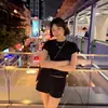 A Versão Correta do Novo Modelo Coreano 26, Semelhante ao Estilo de Jingnan, Blusa Versátil de Gola Redonda de Manga Curta Slim Fit com Etiqueta Aplicada