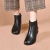 Nuevas botas cortas de algodón para mujer para otoño e invierno 2026, forradas de felpa, zapatos de madre, planas, piel suave, suela blanda, versátiles botas Martin para mujer