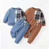 Conjunto de otoño para niño: un conjunto de dos piezas con estampado de cuadros en colores contrastantes, una sudadera de cuello redondo y pantalones largos hasta el tobillo con cintura de cordón - un conjunto informal para niños
