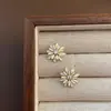 Pendientes de Margarita Pequeña 2026 Nuevos Pendientes de Moda para Mujer Estilo Otoño e Invierno Elegantes Largos Coreanos Pendientes Personalizados Accesorios para Orejas de Celebridad de Internet