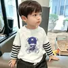 Camiseta de manga comprida para meninos, estilo primavera e outono, para crianças mais velhas, novo modelo 2026, algodão puro, respirável, camiseta base infantil casual de duas peças falsas