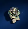 Exquisito Broche de Flor de Rosa, Nuevo Estilo de Alta Gama para Mujer, Elegante Corsage de Concha, Pin de Diseño Nicho, Accesorio para Traje