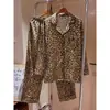 Conjunto de pijama de seda gelada com estampa de leopardo de luxo leve estilo francês para mulheres, novo conjunto de pijama de cetim de manga longa e calça longa para casa, verão 2026