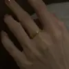 Anel de Ouro Liso Vintage Popular da Xiaohongshu com Diamantes para Mulheres, Anel Cuban Single Diamond para Dedo Indicador, Anel Geométrico para Mulheres, Presente para Melhor Amiga