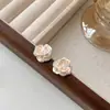 Pendientes Pequeños de Flor Fragante Estilo Francés con Circonita Microincrustada Diseño de Camelia para Mujer, Presentando un Diseño Floral de Gama Alta, Elegante y Tridimensional