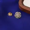Broche de solapa de camelia estilo Chanel de lujo ligero para trajes y abrigos, accesorio de moda en dorado y plateado, accesorio de broche versátil