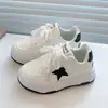 Tênis Esportivo Infantil 2026 Outono Novo Modelo Sapatos Brancos para Meninas Sola Macia Tênis para Meninos Estrela de Cinco Pontas Estilo Coreano Sapatos Casuais
