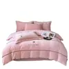 Juego de cama de cuatro piezas estilo Chanel, terciopelo de leche mate para invierno, bordado, engrosado, forro polar de doble cara, alta densidad, funda de edredón 4