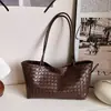 Bolsa Tote Grande Capacidade Retrô Feminina Novo Estilo Fashionável Versátil Bolsa para o Dia a Dia Estilo Coreano Nicho Bolsa de Ombro Trançada