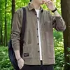 Coleção Outono/Inverno 2026: Camisa de veludo cotelê de manga comprida, peso pesado e espessa, para homens, com design casual estilo Hong Kong, adequada para homens jovens e de meia-idade, e pode ser usada como peça de sobreposição.