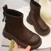 Botines para niña 2026 otoño e invierno nuevo modelo botas sencillas versátiles de suela blanda para niños con forro de felpa, botas de algodón de doble capa, botines Chelsea, botas Martin