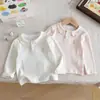 Camiseta de Manga Longa Estilo Doce e Fofo para Meninas Outono 2026 com Gola Reversível, Acabamento Franzido e Bordado de Coelho, Peça Versátil para Primavera e Outono