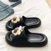 Pantuflas de mujer amarillas con diseño de perro, a la moda y divertidas, suela suave de EVA, cómodas para usar al aire libre, sandalias tipo chancla para dormitorio de verano