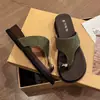 Pantuflas oscuras, frescas y atrevidas de estilo urbano, una opción de calzado misteriosa y moderna para mujeres en 2026, un artículo popular y elegante que complementa cualquier atuendo