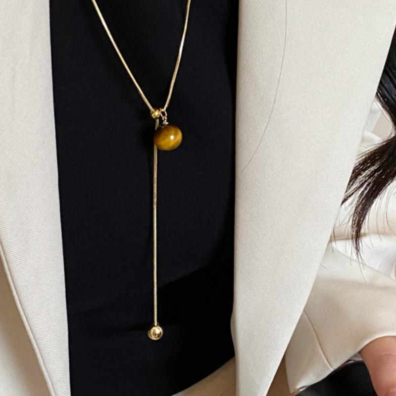 2410052 (1) 美拉德虎眼石金色蛇骨长款抽拉毛衣链秋