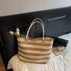 Bolsa de palha simples de grande capacidade, bolsa de ombro feminina, nova bolsa tote listrada feminina de verão 2026 atacado