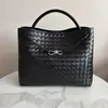 Bolsa Tote Tecida de Couro Genuíno Estilo 2025 para Mulheres, Bolsa de Mão e Bolsa Transversal Versátil de Grande Capacidade, Retro Europeu e Americano Estilo Chanel