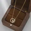 Corrente de clavícula elegante banhada a ouro real com zircônia microincrustada design de nicho feminino colar com letra borboleta colar estilo ins