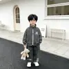 Conjunto de Ropa de Otoño para Niños 2026 Nuevo Estilo Coreano Moda Ropa Elegante de Tres Piezas para Niños de Primavera y Otoño Manga Larga