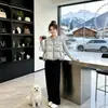 2026 Invierno Único Super Atractivo Reductor de Edad Moderno Chaleco de Algodón Moda Femenina Elegante Petite Ropa Exterior Chaleco de Moda