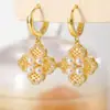 Pendientes Vintage de Flor Hueca y Trébol Estilo Popular Nuevo 2025 Pendientes de Clip de Alta Gama Pendientes de Botón Completos de Diamante y Perla