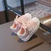 Tenis para niño, nueva colección primavera/otoño 2026, zapatos para niña, zapatos estilo concha para niños, tenis blancos casuales y transpirables para estudiantes de primaria