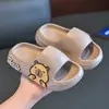 Pantuflas infantiles, estilo nuevo para el hogar, pantuflas de baño antideslizantes de suela blanda para niños mayores y niños pequeños