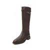 Botas de montar de tubo recto de piel de vaca completa con hebilla pequeña estilo británico 2026 tacón medio grueso de cuero genuino circunferencia de tubo pequeño botas largas para mujer