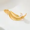 Broche de Folha Escovada Dourada de Luxo Leve e de Alto Padrão Liga de Cobre Galvanizado a Ouro Real Broche Versátil para o Dia a Dia Pérola de Água Doce