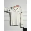 Camiseta base de punto blanca con cuello tipo polo para mujer, primavera temprana 2026, con bloques de color, corte ajustado, manga larga para otoño e invierno