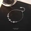 Pulsera de Plata S925 Minimalista con Trébol de Cuatro Hojas Incrustado de Circonita para Mujer, Diseño Hueco, Moda Deslumbrante, Joyería Única y de Alta Gama
