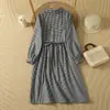 Foto real do novo vestido xadrez artístico retrô japonês de outono de 2026 para mulheres, comprimento médio, modelagem solta, vestido-camisa de manga longa